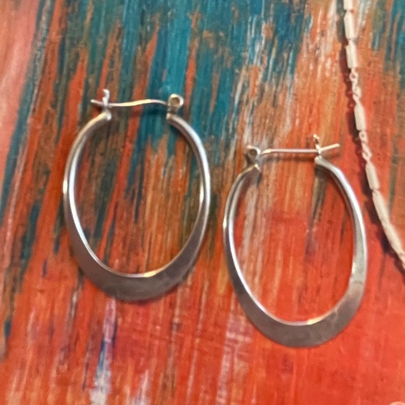 Silpada Sterling Silver ‘Back to Basics’ Classic Oval Hoop Earrings P1099 - Picture 2 of 16